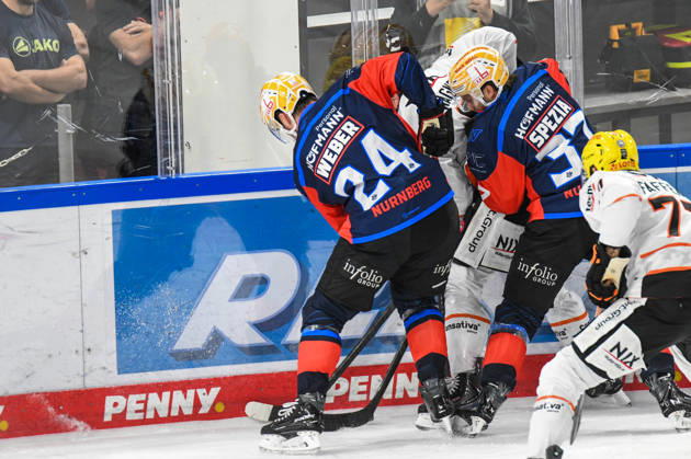 Nuernberg Ice Tigers vs. Loewen Frankfurt, Eishockey, Deutsche Eishockey Liga, Penny DEL, Vorbereitungsspiel, Gaeuboden Cup, Saison 2026 2027 am 23.08.2026 Marcus Weber (Nuernberg Ice Tigers) an der Bande Matthew Wedman (Loewen Frankfurt), Eishockey Herren, Deutsche Eishockey Liga, Penny DEL, Vorbereitungsspiel, Gaeuboden Cup, Saison 2026 2027 am 23.08.2026 im Eisstadion am Pulverturm, Nuernberg Ice Tigers (blau) gegen Loewen Frankfurt (weiss)