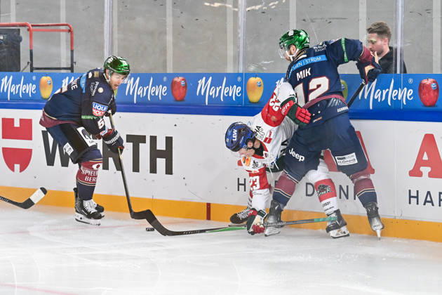 Dolomitencup 2026; Eisbären Berlin - Augsburger Panther; 23.08.2026 NEUMARKT, ITALY - 23. AUGUST: v. l. Mitch REINKE (Eisbären Berlin 5), Jimmy LAMBERT (Augsburger Panther 23) und Eric MIC (Eisbären Berlin 12), während dem Testspiel zwischen den Eisbären Berlin und den Augsburger Panthern beim Dolomitencup in der Würth Arena Neumarkt Copyright: xBEAUTIFULxSPORTS Goldbergx