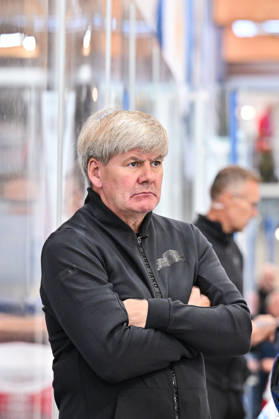 Dolomitencup 2026; Eisbären Berlin - Augsburger Panther; 23.08.2026 NEUMARKT, ITALY - 23. AUGUST: im Bild Bill PETERS Headcoach Augsburger Panther Einzelfoto Freisteller während dem Testspiel zwischen den Eisbären Berlin und den Augsburger Panthern beim Dolomitencup in der Würth Arena Neumarkt Copyright: xBEAUTIFULxSPORTS Goldbergx