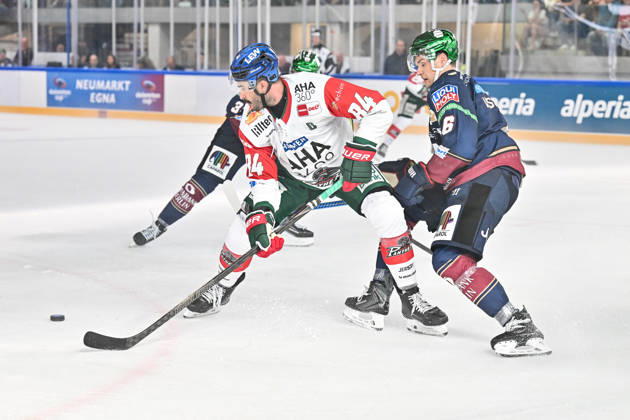Dolomitencup 2026; Eisbären Berlin - Augsburger Panther; 23.08.2026 NEUMARKT, ITALY - 23. AUGUST: im Duell Trevor PARKES (Augsburger Panther 84) und Kai WISSMANN (Eisbären Berlin 6) während dem Testspiel zwischen den Eisbären Berlin und den Augsburger Panthern beim Dolomitencup in der Würth Arena Neumarkt Copyright: xBEAUTIFULxSPORTS Goldbergx