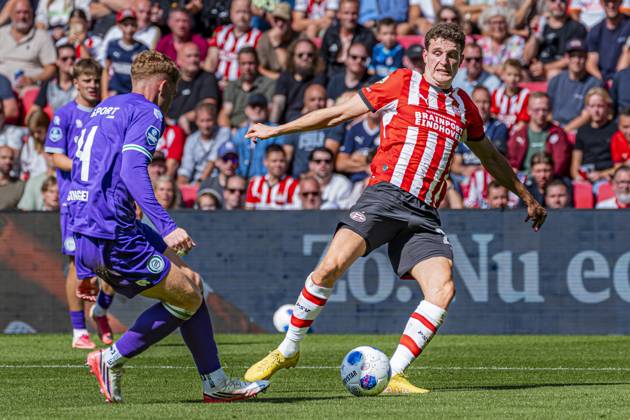 EINDHOVEN - Guus Til of PSV Eindhoven battles for possession with Mark Csinger of FC Groningen during the Eredivisie match between PSV Eindhoven and FC Groningen at the Philips Stadium on August 23, 2026, in Eindhoven, the Netherlands. KEVIN SENDERS ANP Eredivisie 2026 27 xVIxANPxSportx xMarcelxterxBalsxIVx 566112135 originalFilename: 566112135.jpg