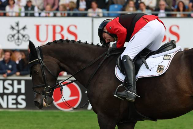 Marcus Ehning (GER, Deutschland) mit Pferd Coolio 42schaut nach dem verlorenen Eisen, Springen, FEI Jumping World Championship, WM, Weltmeisterschaft , FEI Jumping World Championship, Competition Individual Final, Longines-Prize, Longines-Preis, Finale Einzelwertung, Jumping , AACHEN - FEI World Championships 2026, Weltfest des Pferdesports, Reitsport Weltmeisterschaft 2026, Aachen 2026, Welcome Home 2026, Aachener Soers, 11. bis 23. August 2026, Reitsport, 23.08.2026, Aachen Aachener Soers Deutschland