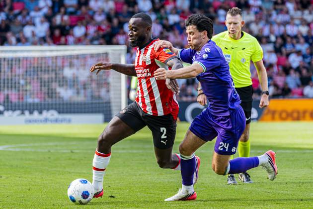 EINDHOVEN - Lutsharel Geertruida of PSV Eindhoven battles for possession with Pelle Clement of FC Groningen during the Eredivisie match between PSV Eindhoven and FC Groningen at the Philips Stadium on August 23, 2026, in Eindhoven, the Netherlands. KEVIN SENDERS ANP Eredivisie 2026 27 xVIxANPxSportx xMarcelxterxBalsxIVx 566112544 originalFilename: 566112544.jpg