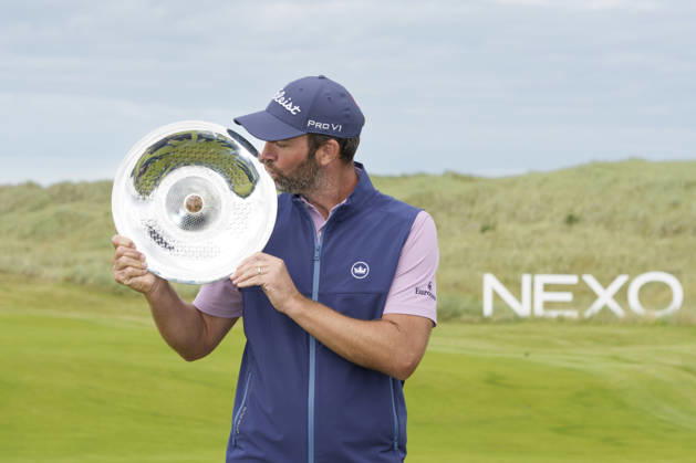BALMEDIE, SCOTLAND - AUG 23: Scott Jamieson (SCO) kisses the Nexo Trophy after Round 4 at the 2026 Nexo Championship at the Trump International Golf Links, Balmedie on August 23, 2026 in Aberdeenshire, Scotland The 2026 Nexo Championship