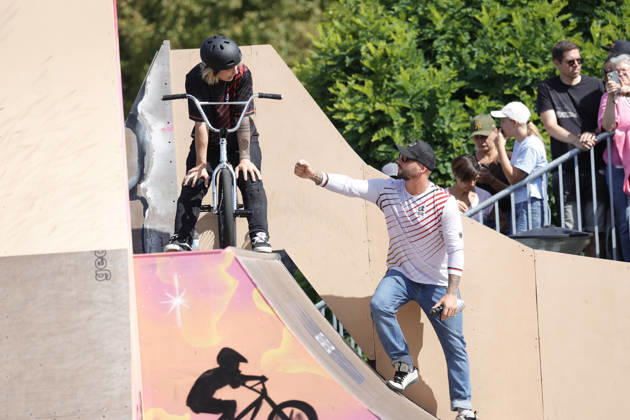 23.08.2026 Finale Männer bei der UEC BMX Freestyle Park Europameisterschaft in Darmstadt Ausrichter VC Darmstadt hier Philipp Muth Darmstadt Deutscher Meister rechts Bundestrainer Mark König Darmstadt Hessen Deutschland