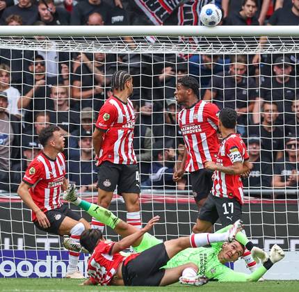 EINDHOVEN - PSV Eindhoven aanvaller Ivan Perisic met PSV Eindhoven verdediger Armando Obispo , PSV Eindhoven verdediger Mauro Junior , PSV Eindhoven verdediger Ryan Flamingo , PSV Eindhoven middenvelder Kodai Sano en PSV Eindhoven keeper Matej Kovar. tijdens de Vriendenloterij eredivisie wedstrijd tussen PSV en FC Groningen in Philips stadion op 23 augustus 2026 in Eindhoven , Nederland. -