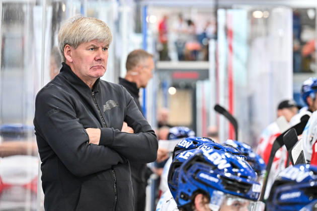 Dolomitencup 2026; Eisbären Berlin - Augsburger Panther; 23.08.2026 NEUMARKT, ITALY - 23. AUGUST: im Bild Bill PETERS Headcoach Augsburger Panther Einzelfoto Freisteller während dem Testspiel zwischen den Eisbären Berlin und den Augsburger Panthern beim Dolomitencup in der Würth Arena Neumarkt Copyright: xBEAUTIFULxSPORTS Goldbergx