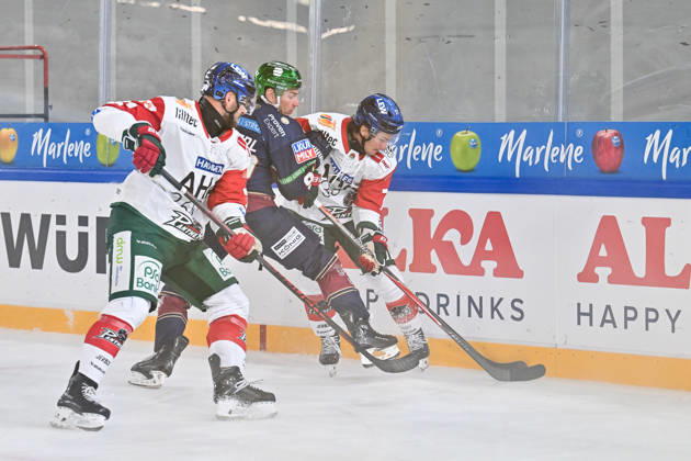 Dolomitencup 2026; Eisbären Berlin - Augsburger Panther; 23.08.2026 NEUMARKT, ITALY - 23. AUGUST: v. l. Maximilian GLÖTZL (Augsburger Panter 21), Leonhard PFÖDERL (Eisbären Berlin 93) und Luke TOPOROWSKI (Augsburger Panther 77) während dem Testspiel zwischen den Eisbären Berlin und den Augsburger Panthern beim Dolomitencup in der Würth Arena Neumarkt Copyright: xBEAUTIFULxSPORTS Goldbergx