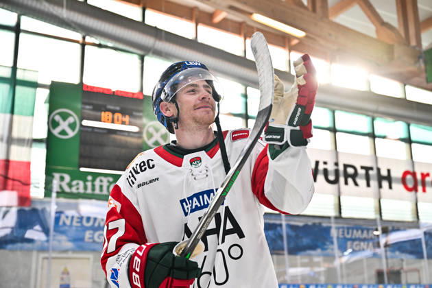 Dolomitencup 2026; Eisbären Berlin - Augsburger Panther; 23.08.2026 NEUMARKT, ITALY - 23. AUGUST: im Bild die Spieler der Panther die sich bei den Fans bedanken nach dem Testspiel zwischen den Eisbären Berlin und den Augsburger Panthern beim Dolomitencup in der Würth Arena Neumarkt - Kyle MAYHEW (Augsburger Panther 27) Copyright: xBEAUTIFULxSPORTS Goldbergx