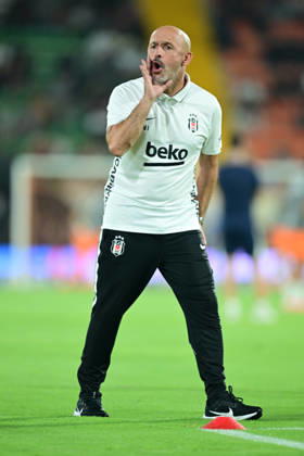 Alanyaspor v Besiktas - Turkish Super Lig ANTALYA, TURKIYE - AUGUST 23: Besiktas head coach Vincenzo Italiano gives instructions to his players prior to the Turkish Super Lig match between Corendon Alanyaspor and Besiktas at Alanya Oba Stadium, on August 23, 2026 in Antalya, Turkiye. Orhan Cicek Anadolu Antalya Turkey. Editorial use only. Please get in touch for any other usage. Copyright: x2026xAnadoluxOrhanxCicekx