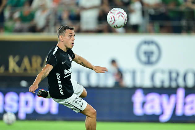 Alanyaspor v Besiktas - Turkish Super Lig ANTALYA, TURKIYE - AUGUST 23: Besiktas player Leandro Trossard warms up prior to the Turkish Super Lig match between Corendon Alanyaspor and Besiktas at Alanya Oba Stadium, on August 23, 2026 in Antalya, Turkiye. Orhan Cicek Anadolu Antalya Turkey. Editorial use only. Please get in touch for any other usage. Copyright: x2026xAnadoluxOrhanxCicekx