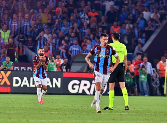 Trabzonspor v Basaksehir - Turkish Super Lig TRABZON, TURKIYE - AUGUST 23:Mohammed Salah (L) of Trabzonspor reacts to referee during the Turkish Super Lig week 2 football match between Trabzonspor and Istanbul Basaksehir at Papara Park in Trabzon, Turkiye on August 23, 2026. Hamza Onder Kuloglu Anadolu Trabzon Turkey. Editorial use only. Please get in touch for any other usage.  Copyright: x2026xAnadoluxHamzaxOnderxKuloglux