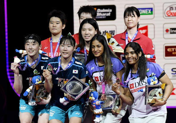 2026 BWF World Championships: Medallists of Women s Doubles New Delhi, Aug 23 (ANI): South Korea s Baek Ha-na and Lee So Hee (Gold), China s Liu Sheng Shu and Tan Ning (Silver), China s Li Yi Jing and Luo Xu Min (Bronze), and India s Treesa Jolly and Gayatri Gopichand Pullela (Bronze) from the women s doubles category pose for a photo with their medals at the BWF World Championships at Indira Gandhi Indoor Stadium, in New Delhi on Sunday. NEW DELHI Delhi India Copyright: xANIx ANI_20260823256