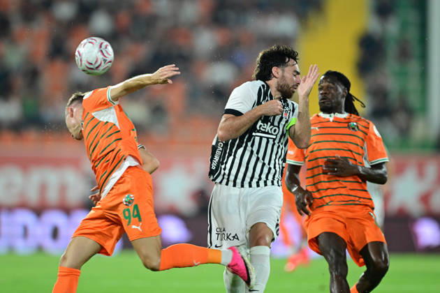Alanyaspor v Besiktas - Turkish Super Lig ANTALYA, TURKIYE - AUGUST 23: Besiktas player Orkun Kokcu (C) competes with opponents during the Turkish Super Lig 2nd week match between Corendon Alanyaspor and Besiktas at Alanya Oba Stadium in Antalya, Turkiye on August 23, 2026. Orhan Cicek Anadolu Antalya Turkey. Editorial use only. Please get in touch for any other usage.  Copyright: x2026xAnadoluxOrhanxCicekx