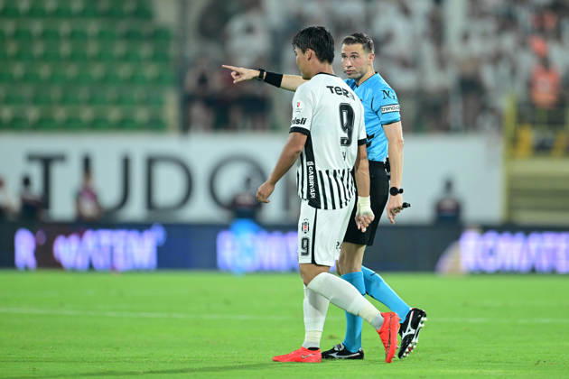Alanyaspor v Besiktas - Turkish Super Lig ANTALYA, TURKIYE - AUGUST 23: Referee Adnan Deniz Kayatepe warns Besiktas player Hyeongyu Oh during the Turkish Super Lig 2nd week match between Corendon Alanyaspor and Besiktas at Alanya Oba Stadium in Antalya, Turkiye on August 23, 2026. Orhan Cicek Anadolu Antalya Turkey. Editorial use only. Please get in touch for any other usage. Copyright: x2026xAnadoluxOrhanxCicekx