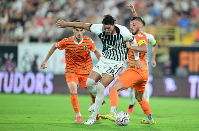 Alanyaspor v Besiktas - Turkish Super Lig ANTALYA, TURKIYE - AUGUST 23: Besiktas player Dusan Vlahovic (28) competes with opponents during the Turkish Super Lig 2nd week match between Corendon Alanyaspor and Besiktas at Alanya Oba Stadium in Antalya, Turkiye on August 23, 2026. Orhan Cicek Anadolu Antalya Turkey. Editorial use only. Please get in touch for any other usage. Copyright: x2026xAnadoluxOrhanxCicekx