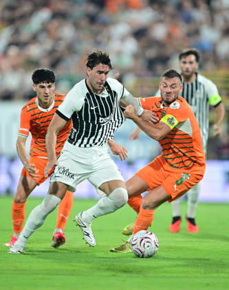 Alanyaspor v Besiktas - Turkish Super Lig ANTALYA, TURKIYE - AUGUST 23: Besiktas player Dusan Vlahovic (L) competes with opponents during the Turkish Super Lig 2nd week match between Corendon Alanyaspor and Besiktas at Alanya Oba Stadium in Antalya, Turkiye on August 23, 2026. Orhan Cicek Anadolu Antalya Turkey. Editorial use only. Please get in touch for any other usage. Copyright: x2026xAnadoluxOrhanxCicekx