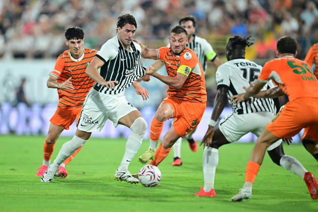 Alanyaspor v Besiktas - Turkish Super Lig ANTALYA, TURKIYE - AUGUST 23: Besiktas player Dusan Vlahovic (2nd L) competes with opponents during the Turkish Super Lig 2nd week match between Corendon Alanyaspor and Besiktas at Alanya Oba Stadium in Antalya, Turkiye on August 23, 2026. Orhan Cicek Anadolu Antalya Turkey. Editorial use only. Please get in touch for any other usage. Copyright: x2026xAnadoluxOrhanxCicekx