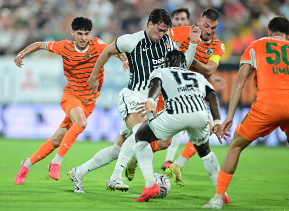Alanyaspor v Besiktas - Turkish Super Lig ANTALYA, TURKIYE - AUGUST 23: Besiktas player Dusan Vlahovic (2nd L) competes with opponents during the Turkish Super Lig 2nd week match between Corendon Alanyaspor and Besiktas at Alanya Oba Stadium in Antalya, Turkiye on August 23, 2026. Orhan Cicek Anadolu Antalya Turkey. Editorial use only. Please get in touch for any other usage. Copyright: x2026xAnadoluxOrhanxCicekx