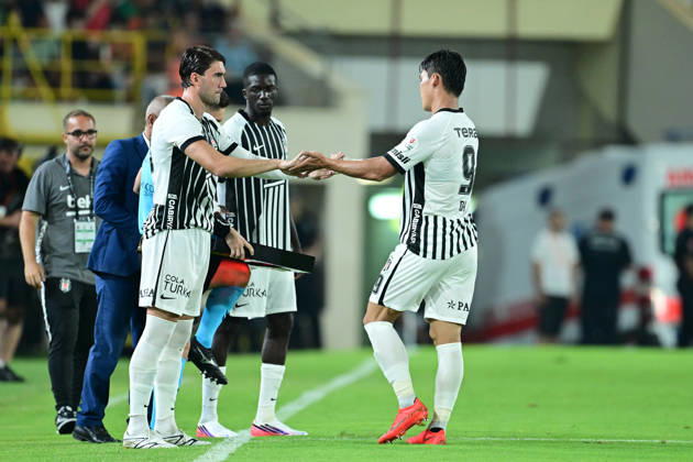 Alanyaspor v Besiktas - Turkish Super Lig ANTALYA, TURKIYE - AUGUST 23: Besiktas player Hyeongyu Oh (R) is replaced by Dusan Vlahovic during the Turkish Super Lig 2nd week match between Corendon Alanyaspor and Besiktas at Alanya Oba Stadium in Antalya, Turkiye on August 23, 2026. Orhan Cicek Anadolu Antalya Turkey. Editorial use only. Please get in touch for any other usage. Copyright: x2026xAnadoluxOrhanxCicekx