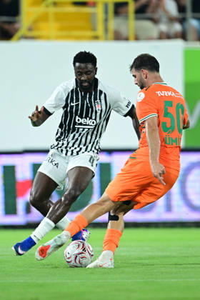 Alanyaspor v Besiktas - Turkish Super Lig ANTALYA, TURKIYE - AUGUST 23: Besiktas player Wilfred Ndidi (4) in action against Antalyaspor player Umit Akdag (50) during the Turkish Super Lig 2nd week match between Corendon Alanyaspor and Besiktas at Alanya Oba Stadium in Antalya, Turkiye on August 23, 2026. Orhan Cicek Anadolu Antalya Turkey. Editorial use only. Please get in touch for any other usage. Copyright: x2026xAnadoluxOrhanxCicekx