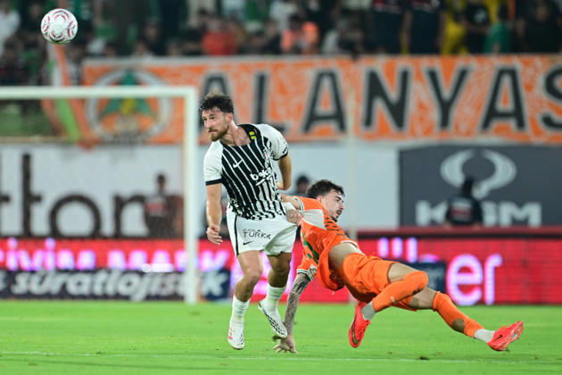 Alanyaspor v Besiktas - Turkish Super Lig ANTALYA, TURKIYE - AUGUST 23: Besiktas player Salih Ozcan (L) in action during the Turkish Super Lig 2nd week match between Corendon Alanyaspor and Besiktas at Alanya Oba Stadium in Antalya, Turkiye on August 23, 2026. Orhan Cicek Anadolu Antalya Turkey. Editorial use only. Please get in touch for any other usage. Copyright: x2026xAnadoluxOrhanxCicekx