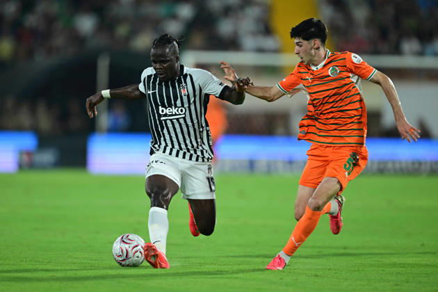 Alanyaspor v Besiktas - Turkish Super Lig ANTALYA, TURKIYE - AUGUST 23: Junior Ishola (15) of Besiktas in action against Umit Akdag (50) of Alanyaspor during the Turkish Super Lig 2nd week match between Corendon Alanyaspor and Besiktas at Alanya Oba Stadium in Antalya, Turkiye on August 23, 2026. Orhan Cicek Anadolu Antalya Turkey. Editorial use only. Please get in touch for any other usage. Copyright: x2026xAnadoluxOrhanxCicekx