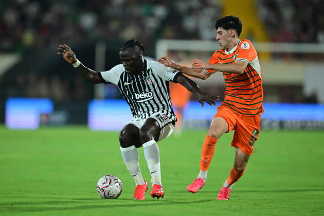 Alanyaspor v Besiktas - Turkish Super Lig ANTALYA, TURKIYE - AUGUST 23: Junior Ishola (15) of Besiktas in action against Umit Akdag (50) of Alanyaspor during the Turkish Super Lig 2nd week match between Corendon Alanyaspor and Besiktas at Alanya Oba Stadium in Antalya, Turkiye on August 23, 2026. Orhan Cicek Anadolu Antalya Turkey. Editorial use only. Please get in touch for any other usage. Copyright: x2026xAnadoluxOrhanxCicekx