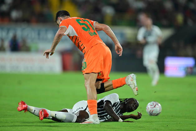 Alanyaspor v Besiktas - Turkish Super Lig ANTALYA, TURKIYE - AUGUST 23: Junior Ishola (15) of Besiktas in action against Umit Akdag (50) of Alanyaspor during the Turkish Super Lig 2nd week match between Corendon Alanyaspor and Besiktas at Alanya Oba Stadium in Antalya, Turkiye on August 23, 2026. Orhan Cicek Anadolu Antalya Turkey. Editorial use only. Please get in touch for any other usage. Copyright: x2026xAnadoluxOrhanxCicekx