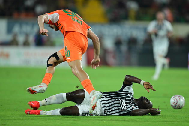 Alanyaspor v Besiktas - Turkish Super Lig ANTALYA, TURKIYE - AUGUST 23: Junior Ishola (15) of Besiktas in action against Umit Akdag (50) of Alanyaspor during the Turkish Super Lig 2nd week match between Corendon Alanyaspor and Besiktas at Alanya Oba Stadium in Antalya, Turkiye on August 23, 2026. Orhan Cicek Anadolu Antalya Turkey. Editorial use only. Please get in touch for any other usage. Copyright: x2026xAnadoluxOrhanxCicekx