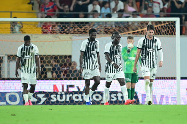 Alanyaspor v Besiktas - Turkish Super Lig ANTALYA, TURKIYE - AUGUST 23: Players of Besiktas react during the Turkish Super Lig 2nd week match between Corendon Alanyaspor and Besiktas at Alanya Oba Stadium in Antalya, Turkiye on August 23, 2026. Orhan Cicek Anadolu Antalya Turkey. Editorial use only. Please get in touch for any other usage. Copyright: x2026xAnadoluxOrhanxCicekx