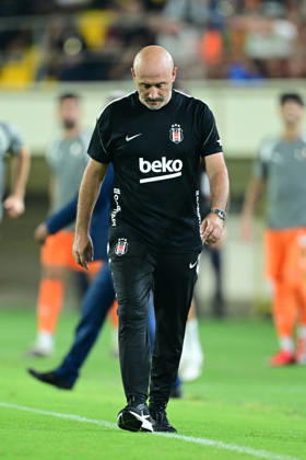 Alanyaspor v Besiktas - Turkish Super Lig ANTALYA, TURKIYE - AUGUST 23: Head coach Vincenzo Italiano of Besiktas reacts at the end of the Turkish Super Lig 2nd week match between Corendon Alanyaspor and Besiktas at Alanya Oba Stadium in Antalya, Turkiye on August 23, 2026. Orhan Cicek Anadolu Antalya Turkey. Editorial use only. Please get in touch for any other usage. Copyright: x2026xAnadoluxOrhanxCicekx