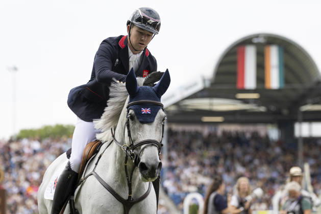 Harry CHARLES (GBR) auf LT Holst Freda, lobt sein Pferd, Einzelbild, Einzelaktion, im Springen S3, Umlauf A, FEI Jumping World Championship, WM, Weltmeisterschaft - Individual Final - LONGINES-Preis, am 23.08.2026, FEI Reit Weltmeisterschaft Aachen 2026 vom 11. - 23.08.2026 in Aachen Deutschland; Â
