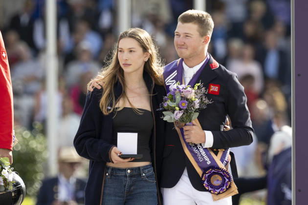 Harry CHARLES (GBR) (re.) mit Ehefrau Eve JOBS (li.) und Besitzerin des Pferd LT Holst Freda, Freude, Lachen, bei der Siegerehrung, Springen S3, Umlauf A, FEI Jumping World Championship, WM, Weltmeisterschaft - Individual Final - LONGINES-Preis, am 23.08.2026, FEI Reit Weltmeisterschaft Aachen 2026 vom 11. - 23.08.2026 in Aachen Deutschland; Â