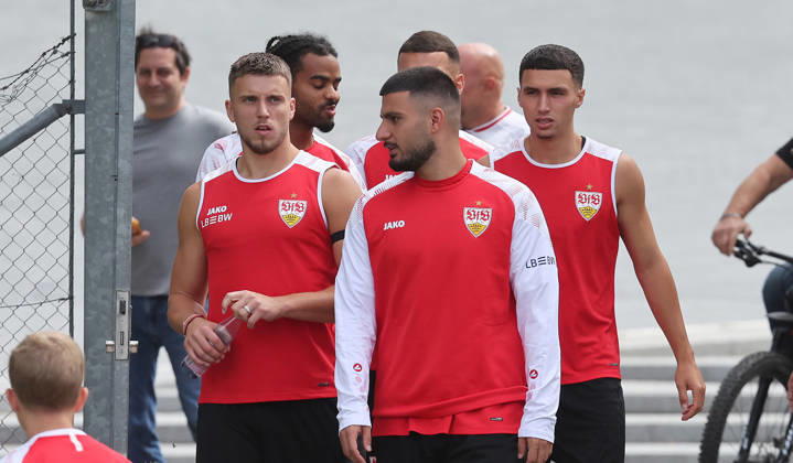 Stuttgart , Fußball Training VfB Stuttgart , von links: Ermedin Demirovic Deniz Undav Bilal El Khannouss