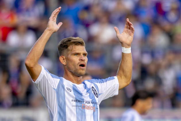 München, Deutschland 22. August 2026: DFB-Pokal - 2026 2027 - 1. Runde - TSV 1860 München gegen Holstein Kiel Im Bild: Florian Niederlechner (TSV) gestikuliert auf dem Spielfeld. DFB DFL regulations prohibit any use of photographs as image sequences and or quasi-video Grünwalder Stadion Bayern Copyright: xFotostandx xSchäferx