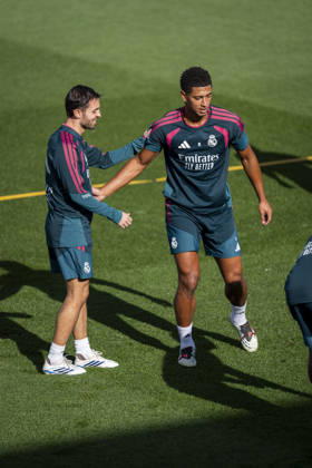 Real Madrid training session Players of Real Madrid CF (from L to R) Bernardo Silva, Jude Bellingham during the training session ahead of their LaLiga EA Sports football match against Real Sociedad at Ciudad Real Madrid on August 25, 2026 in Madrid, Spain. Madrid Ciudad Real Madrid Madrid Spain Copyright: xAlbertoxGardinx AGardin_20260825_Foot_Rea_Mad_Tra_0105