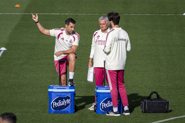 Real Madrid training session Jose Mourinho, head coach of Real Madrid CF, is seen with his collaborators during the training session ahead of their LaLiga EA Sports football match against Real Sociedad at Ciudad Real Madrid on August 25, 2026 in Madrid, Spain. Madrid Ciudad Real Madrid Madrid Spain Copyright: xAlbertoxGardinx AGardin_20260825_Foot_Rea_Mad_Tra_0014