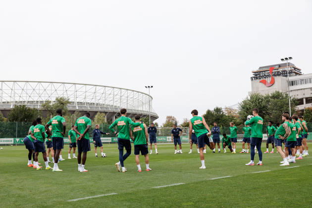 SOCCER - UEFA ECL, Rapid vs Hearts VIENNA,AUSTRIA,25.AUG.26 - SOCCER - UEFA Conference League, play-off, SK Rapid Wien vs Heart of Midlothian FC, preview, training Rapid. Image shows head coach Johannes Hoff Thorup (Rapid) and the team of Rapid.  GEPAxpictures xArminxRauthner