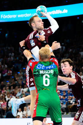 Muenchen: HBL Super Cup 2026 - SC Magdeburg - Fuechse Berlin v. li. im Zweikampf Mathias Gidsel (Berlin) und Matthias Musche (SC Magdeburg) Muenchen SAP Garden Bayern Deutschland