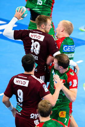 Muenchen: HBL Super Cup 2026 - SC Magdeburg - Fuechse Berlin Mathias Gidsel (Berlin), Magnus Saugstrup Jensen(SC Magdeburg), Frederik Simak (Berlin), Felix Claar (Magdeburg), Hylo Werbung Muenchen SAP Garden Bayern Deutschland