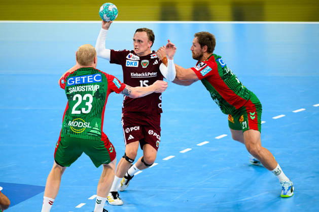 Muenchen: HBL Super Cup 2026 - SC Magdeburg - Fuechse Berlin v.li. Magnus Saugstrup Jensen(SC Magdeburg), Tobias Grondahl (Berlin), Albin Lagergren (SC Magdeburg) Muenchen SAP Garden Bayern Deutschland