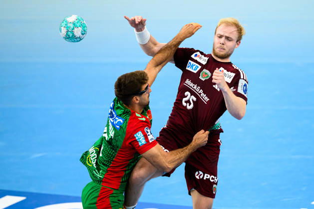 Muenchen: HBL Super Cup 2026 - SC Magdeburg - Fuechse Berlin v. li. im Zweikampf Antonio Serradilla (SC Magdeburg) und Matthes Langhoff (Berlin) Muenchen SAP Garden Bayern Deutschland