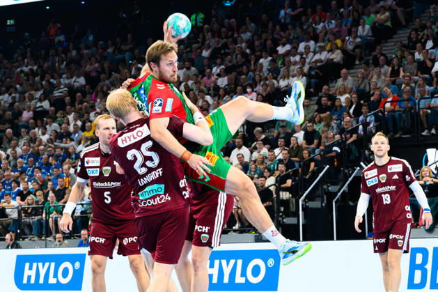 Muenchen: HBL Super Cup 2026 - SC Magdeburg - Fuechse Berlin v. li. im Zweikampf Matthes Langhoff (Berlin), Albin Lagergren (SC Magdeburg) Muenchen SAP Garden Bayern Deutschland