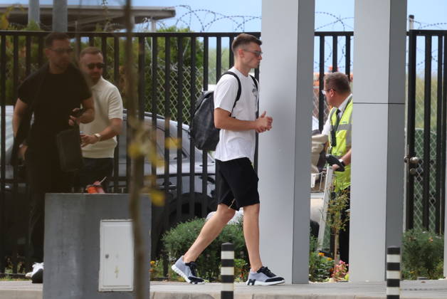 EXCLUSIVE Dominik Livakovic departs for Barcelona EXCLUSIVE Croatian goalkeeper Dominik Livakovic is seen at Zagreb Airport on August 25, 2026. as he departs for Barcelona to complete the final stages of his move to the club.  SanjinxStrukic PIXSELL