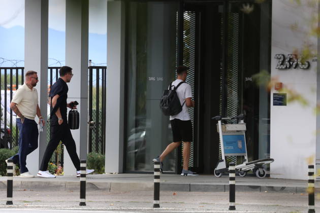 EXCLUSIVE Dominik Livakovic departs for Barcelona EXCLUSIVE Croatian goalkeeper Dominik Livakovic is seen at Zagreb Airport on August 25, 2026. as he departs for Barcelona to complete the final stages of his move to the club.  SanjinxStrukic PIXSELL
