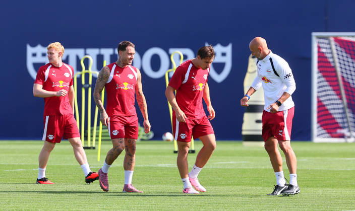 RB Leipzig - Training Bundesliga Leipzig, 25.08.2026, Trainingszentrum Cottaweg, Fußball Bundesliga , RB LEIPZIG - Training, Saisonvorbereitung zur Saison 2026 27 , IIm Bild: Willi Orban (4, RB Leipzig) betrachtet die Schuhe von Performance & Reha-Coach Robert Friedrich (re.). V.l.: Nicolas Seiwald, David Raumr, Willi Orban und Performance & Reha-Coach Robert Friedrich ,