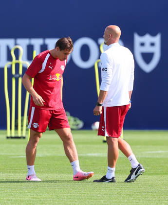 RB Leipzig - Training Bundesliga Leipzig, 25.08.2026, Trainingszentrum Cottaweg, Fußball Bundesliga , RB LEIPZIG - Training, Saisonvorbereitung zur Saison 2026 27 , IIm Bild: Willi Orban (4, RB Leipzig) betrachtet die Schuhe von Performance & Reha-Coach Robert Friedrich (re.). ,