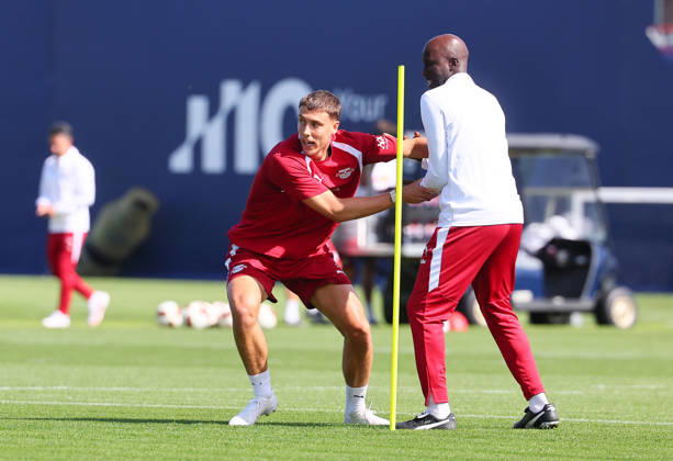 RB Leipzig - Training Bundesliga Leipzig, 25.08.2026, Trainingszentrum Cottaweg, Fußball Bundesliga , RB LEIPZIG - Training, Saisonvorbereitung zur Saison 2026 27 , Im Bild v.l.: Maxime Esteve iund Babacar Baba N Diaye (RB Leipzig) ,