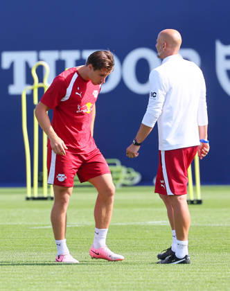 RB Leipzig - Training Bundesliga Leipzig, 25.08.2026, Trainingszentrum Cottaweg, Fußball Bundesliga , RB LEIPZIG - Training, Saisonvorbereitung zur Saison 2026 27 , IIm Bild: Willi Orban (4, RB Leipzig) betrachtet die Schuhe von Performance & Reha-Coach Robert Friedrich (re.). ,